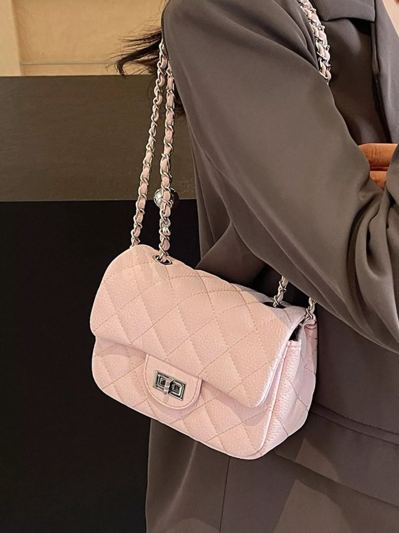 Women wearing a stylish quilted chain crossbody bag-pink
